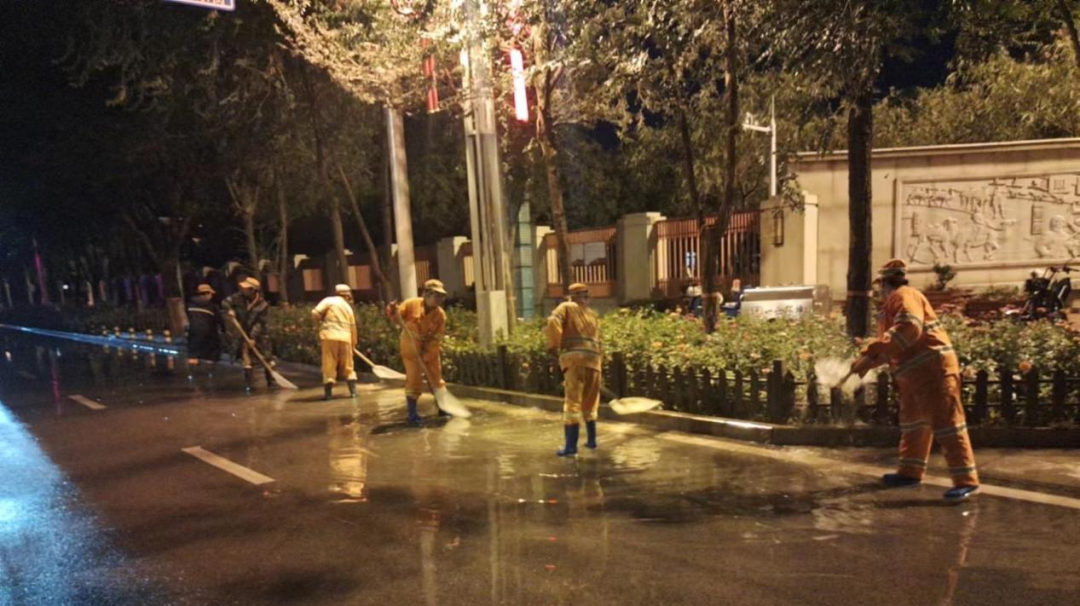 师市城市管理服务中心全力做好暴雨过后市容环境整治工作